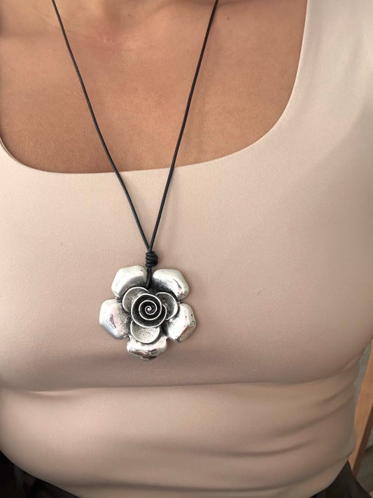 ROSE NECKLACE